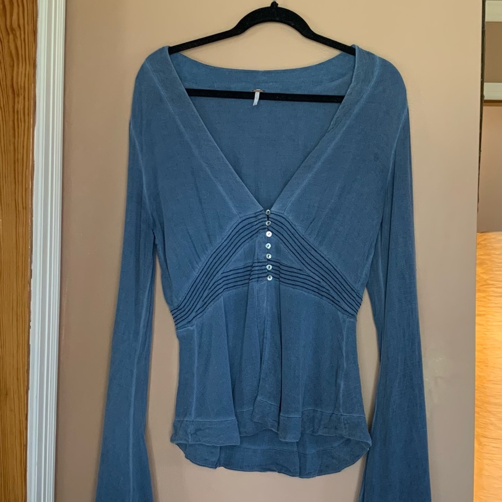Free people size medium long flared sleeved shirt. Size medium. Great condition - Picture 5 of 8